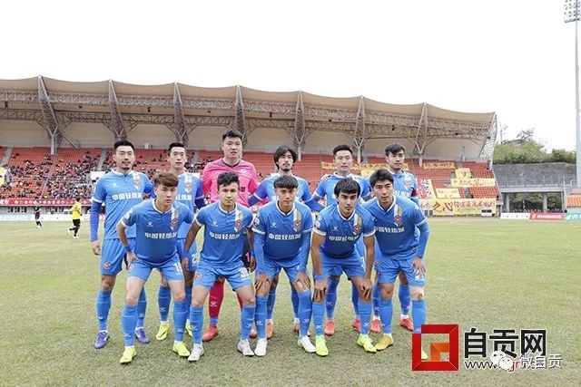 章子怡阿那亚打匹克球，红裙风采动人，两日豪赚三亿引关注